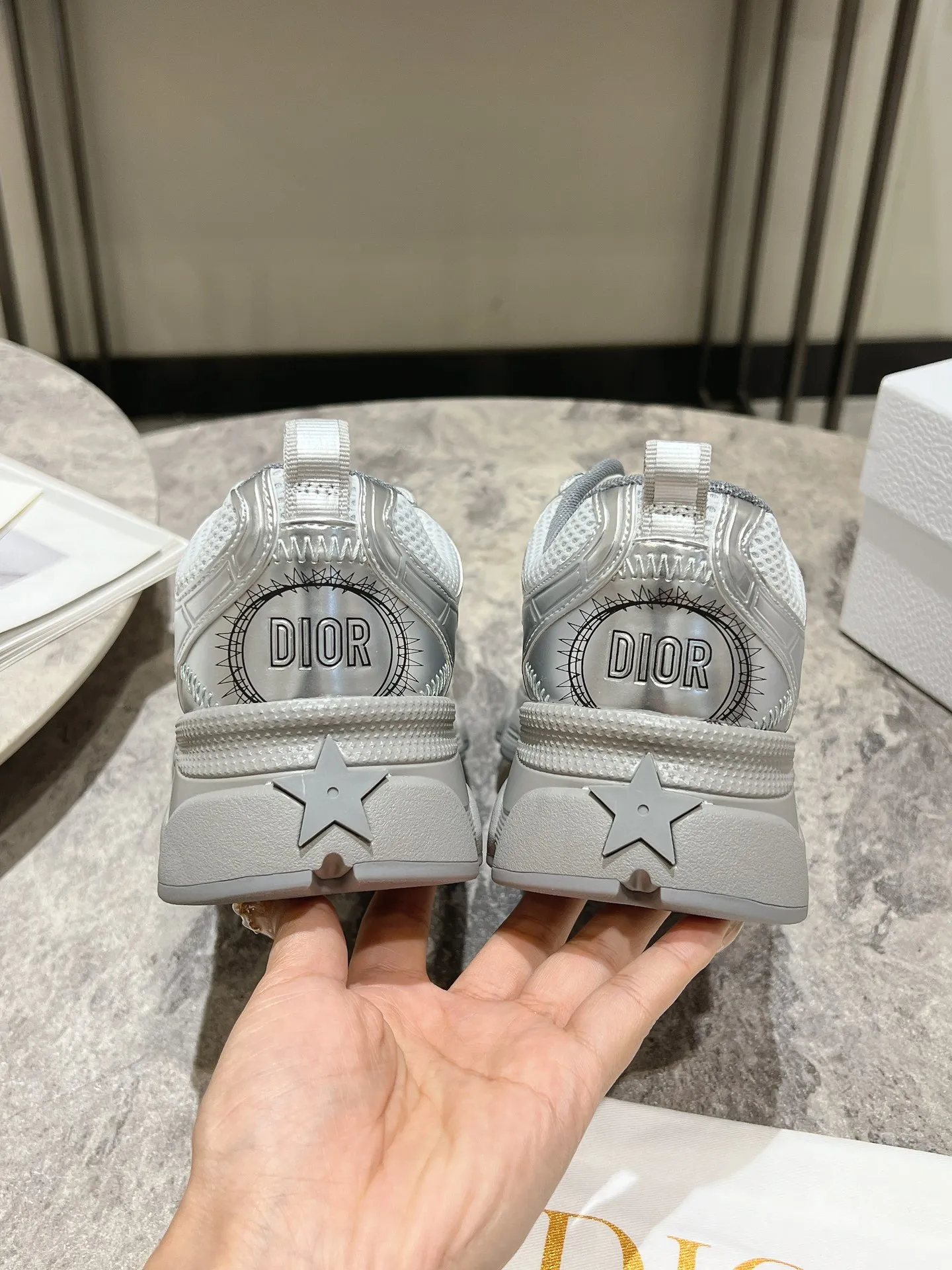 👟👟Ex-factory price 600👟👟 The latest hot model, the star model 2024 main hot product, the newly released Dior Chrono new casual sports shoes, running shoes, dad shoes are really cool, full of futuristic feeling! Really cool! Once again interpreting Dior's concept of cool fashion, the lucky star will bless you with good luck. The new EVA sole is super light and super soft! A perfect replica of the original! Fully matched material and mold! ! Women’s size: 35-39 (40.41 customized)